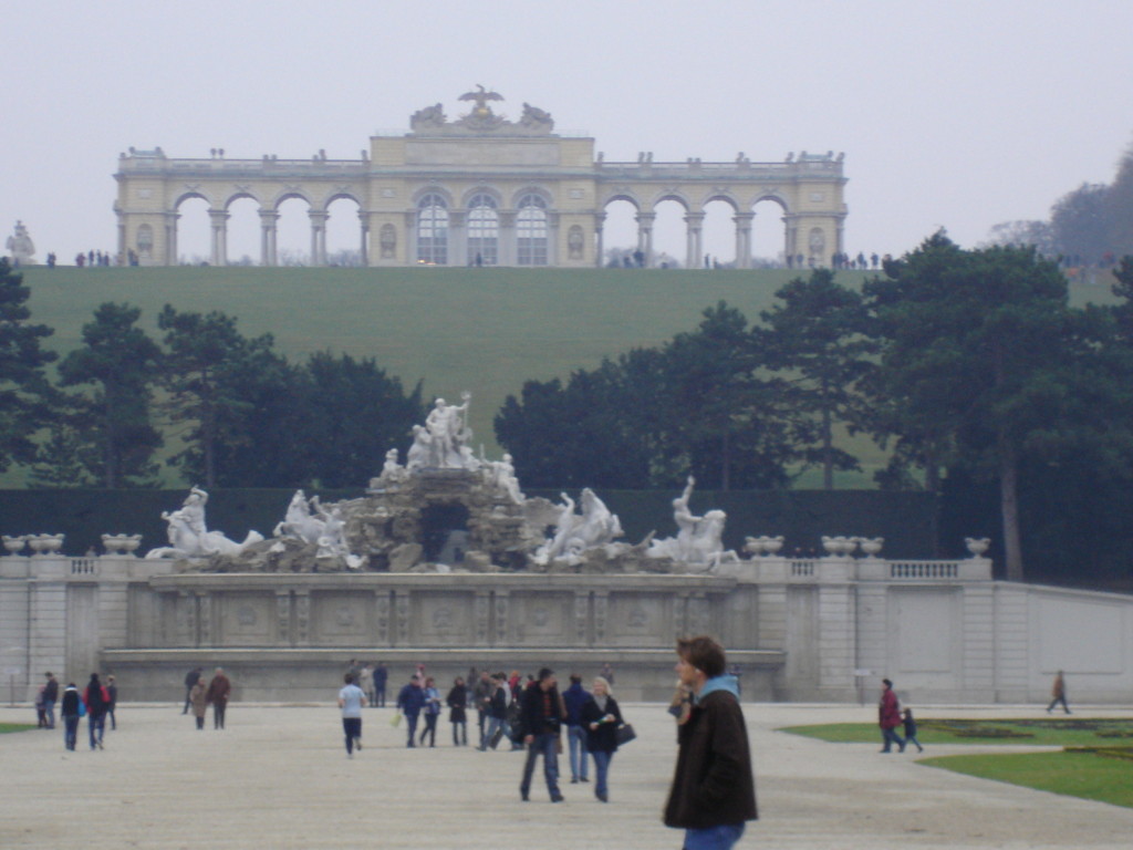 Blick auf die Gloriette im Schloßpark Schönbrunn - nahe unserem Zuhause