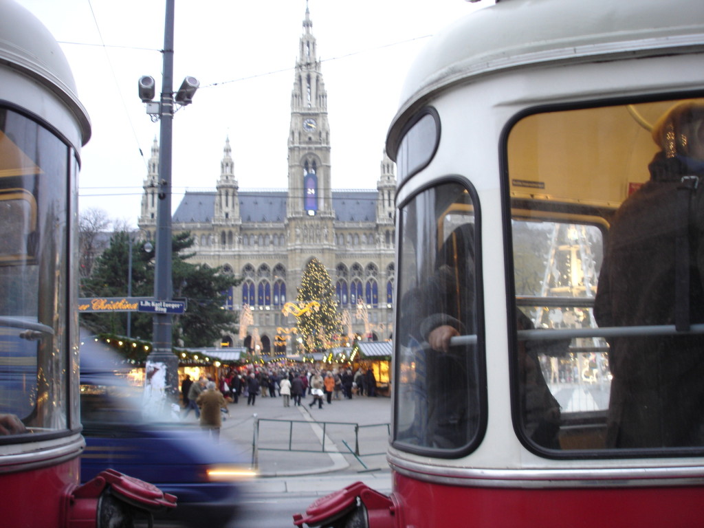Christkindlmarkt Wien. Im Vordergrund eine der vielen alten Strassenbahnen.