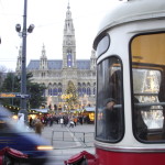 Christkindlmarkt Wien. Im Vordergrund eine der vielen alten Strassenbahnen.