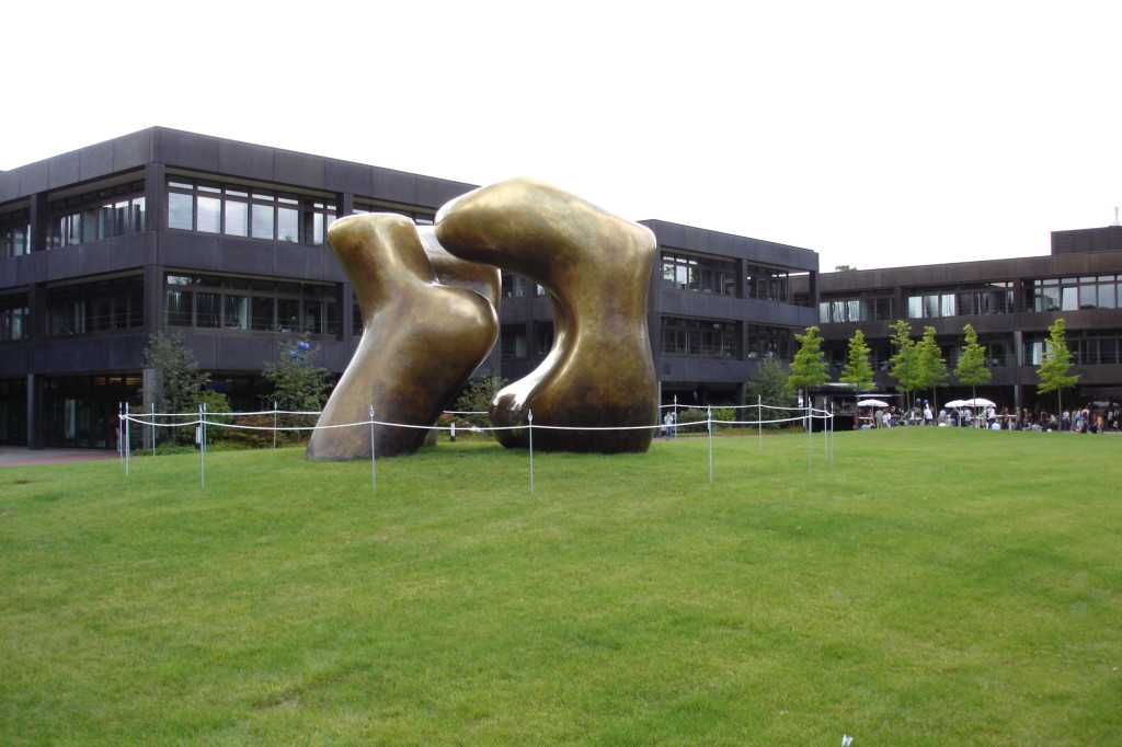 Skulptur vor dem ehemaligen Bundeskanzleramt