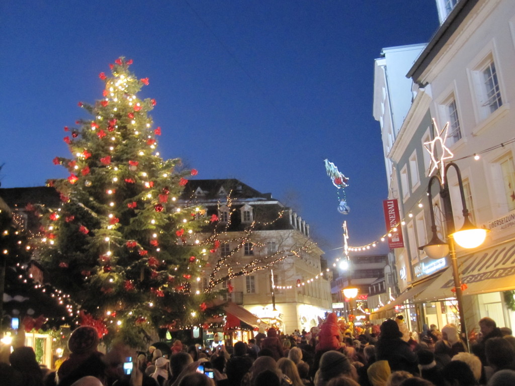 "Flying Santa", die Attraktion des Saarbrücker Weihnachtsmarktes